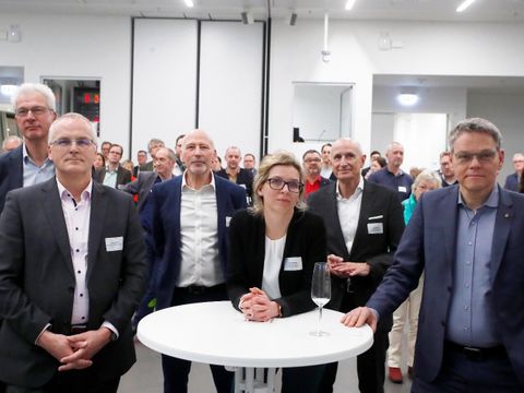 Bildvergrößerung: Viele Menschen stehen zusammen in einem großen Raum.