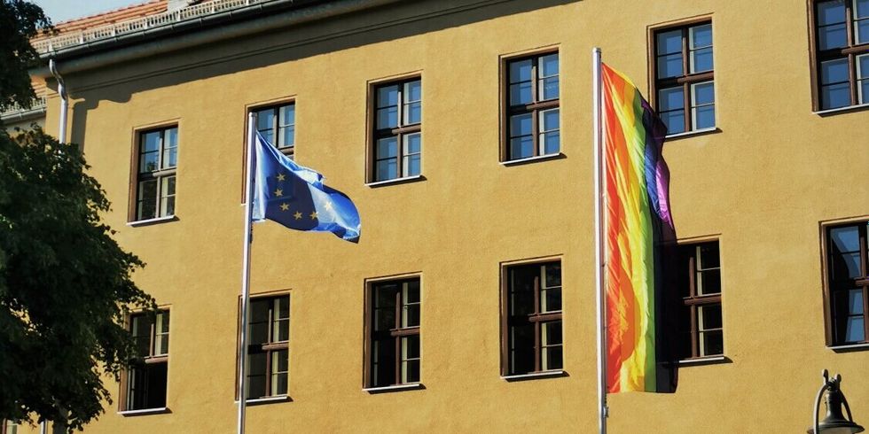 Regenbogenflagge zum IDAHOBIT 2024 vor dem Rathaus Zehlendorf