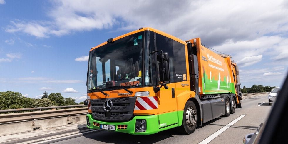 BSR Müllfahrzeug auf der Stadtautobahn