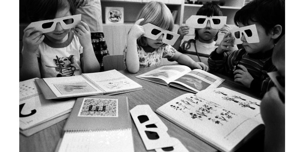 2024-10-14-pm-rahmenprogramm_beim-georg-thieme-verlag-testen-1986-kinder-mit-blau-rot-stereobrillen-ihr-raeumliches-sehen-waltraud-grubitzsch.jpg