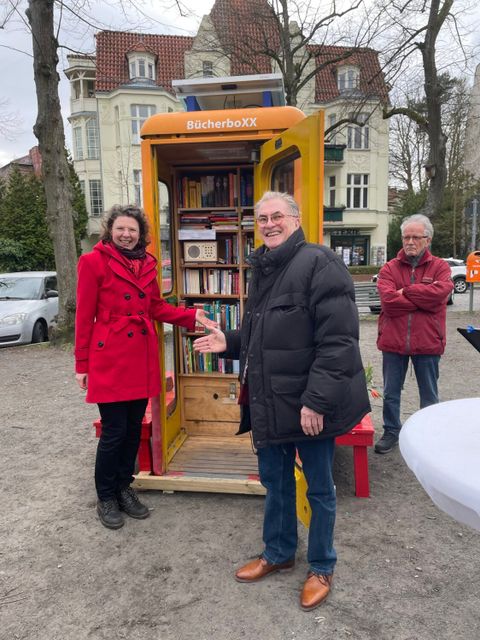 Bildvergrößerung: Bezirkstadträtin Korinna Stephan und Bernd Roske, Vorsitzender Energie für Bildung e.V.