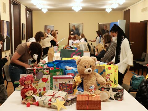 Wunschbaumaktion: Geschenke Verpacken im Rathaus Tiergarten