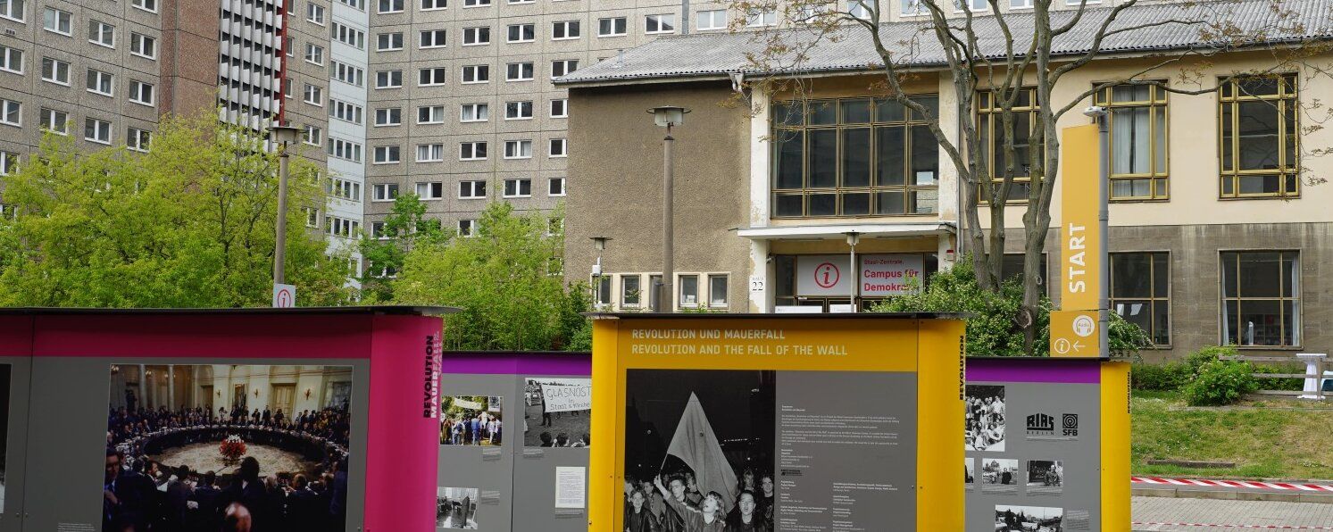 Blick von der Freiluftausstellung "Revolution und Mauerfall" auf "Haus 22"