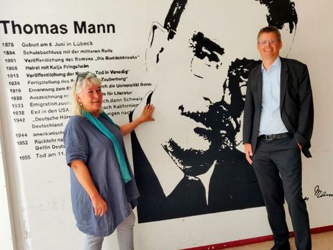 Bildvergrößerung: Schulamtsleiterin Simone Foryta (l.) und Schulstadtrat Tobias Dollase (parteilos, für CDU) beim Besuch der Sommerschule im Thomas-Mann-Gymnasium