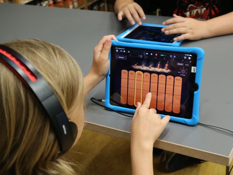 Bildvergrößerung: Kind an Tablet kreiert Musik