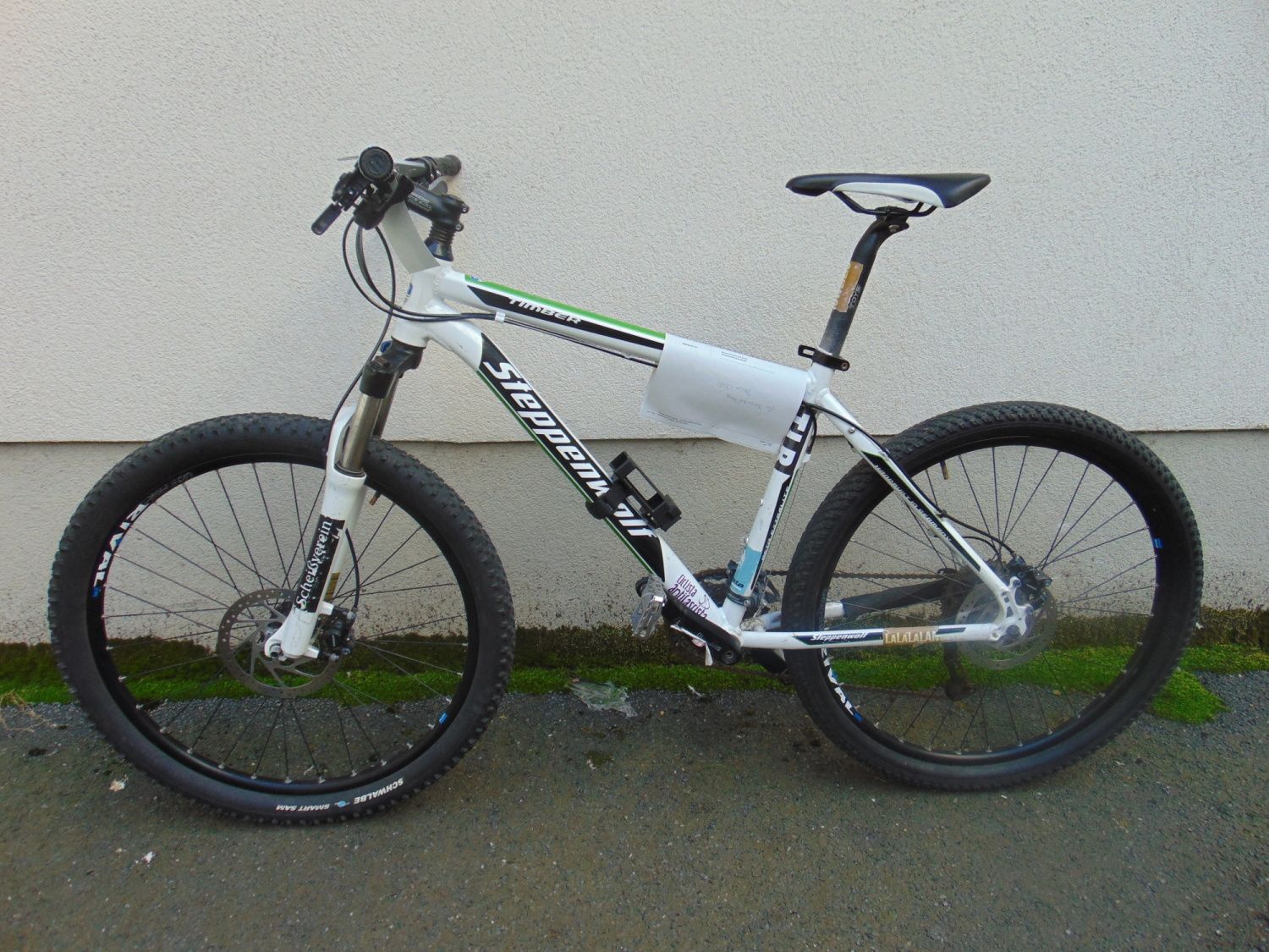 Weiß-schwarzes Herrenfahrrad