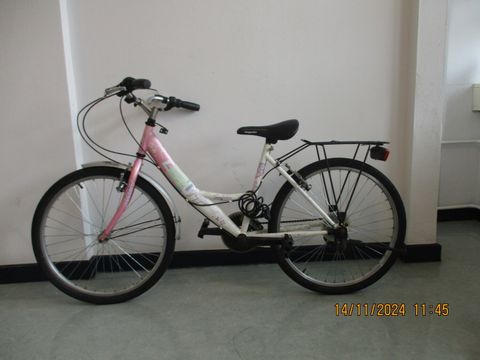 Weiß-rosa farbenes Kinderfahrrad