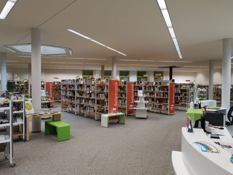 Eingangsbereich mit Servicetheke der Stadtteilbibliothek Altglienicke