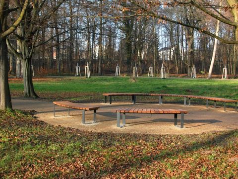 Rundbank im frühlingshaften Schlosspark Buch