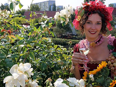 Frau im historischen Kostüm beim Marzahner Erntefest