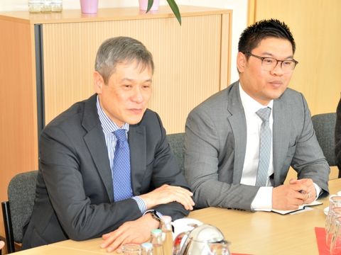 Besuch des vietnamesichen Botschafters im Rathaus Marzahn-Hellersdorf - Botschafter Nguyen Minh Vu