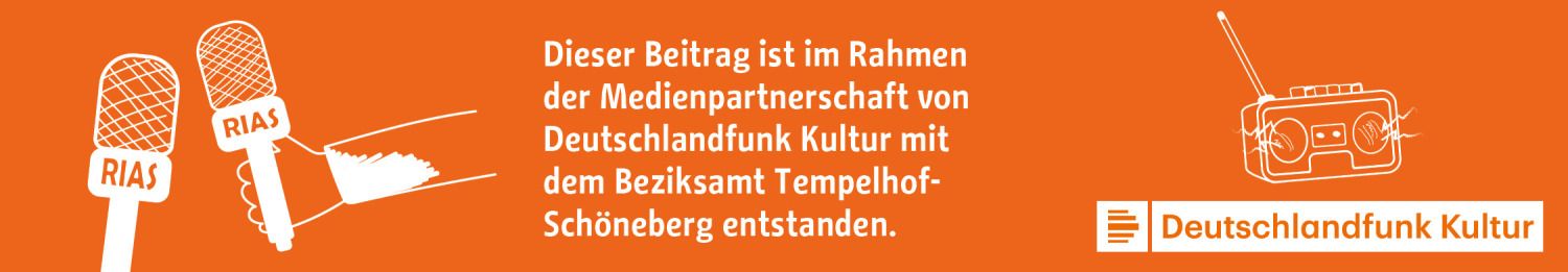 Grafik mit dem Text: Dieser Beitrag ist im Rahmen der Medienpartnerschaft von Deutschlandfunk Kultur und dem Bezirksamt Tempelhof-Schöneberg entstanden.