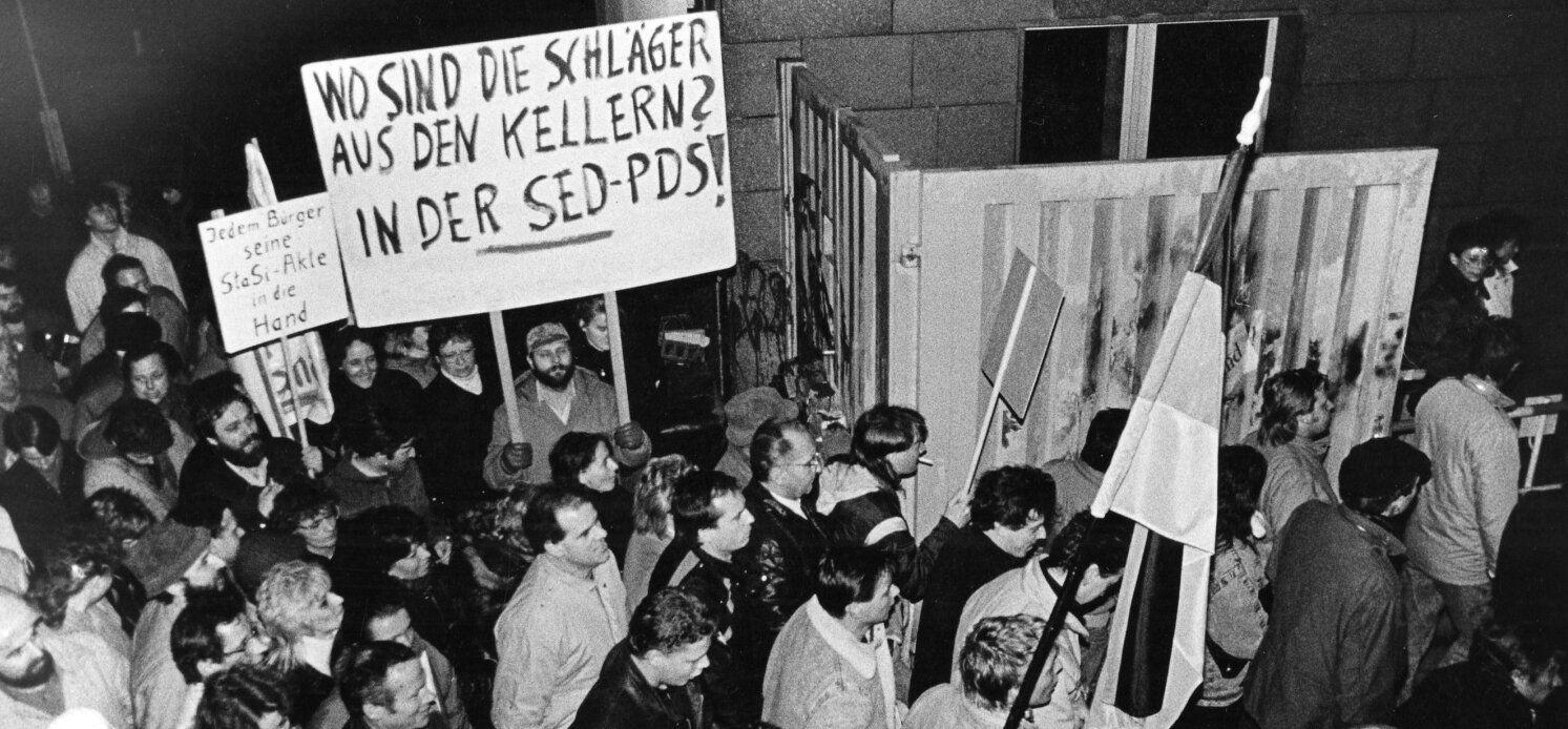 Demonstrantinnen und Demonstranten stürmen am 15. Januar 1990 die Stasi-Zentrale.