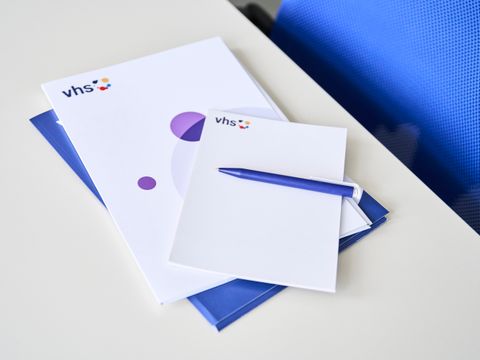 Notizblöcke und Stift mit VHS Logo