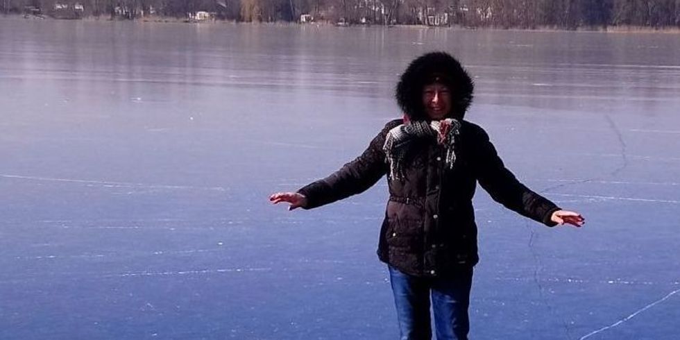 Die Autorin testet die Tragfähigleit des Eises auf dem Zeesensee