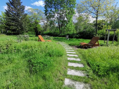 Wege und Bänke auf dem Friedhof Oberschöneweide