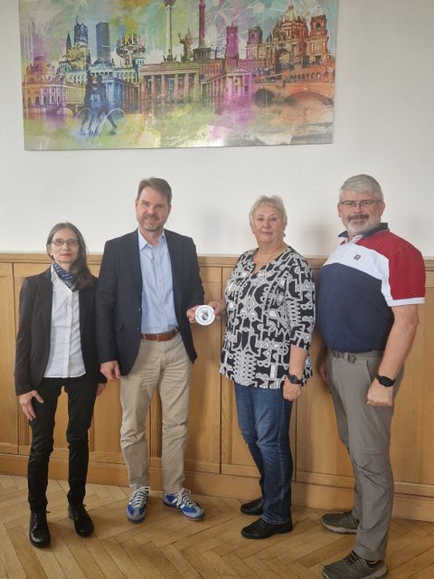 Bildvergrößerung: Foto (v.l.n.r.): Andrea Behnke (Bündnis 90/Die Grünen), Oliver Gieschke (1. Vorsitzender Heiligenseer Kanu-Club e.V.), Kerstin Köppen (BVV-Vorsteherin), Detlef Trappe (CDU)