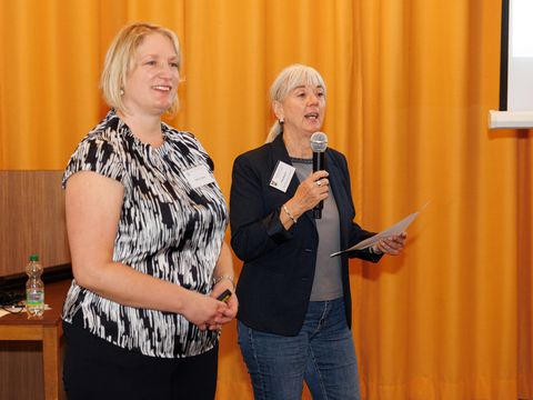 Nadine Fehlert und Renate Bartsch eröffnen den Infoabend