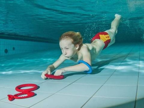 Ein Kind lernt schwimmen - die Schwimmausbildung gehört zu den Kernaufgaben der DLRG