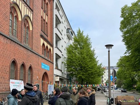 Bildvergrößerung: Gespräch mit Eltern und Lehrern einer Schule an einem Aktionstag