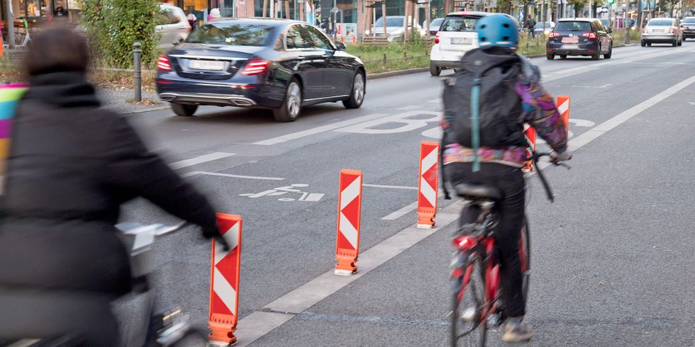 Geschützter Radweg auf der Hauptstraße in Schöneberg