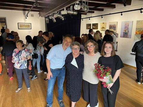 Gelöste Stimmung bei der Vernissage am 10. Juni 2023: Olga Pischel (2.v.r.) und Anita Baranowska-Koch (3.v.r.)