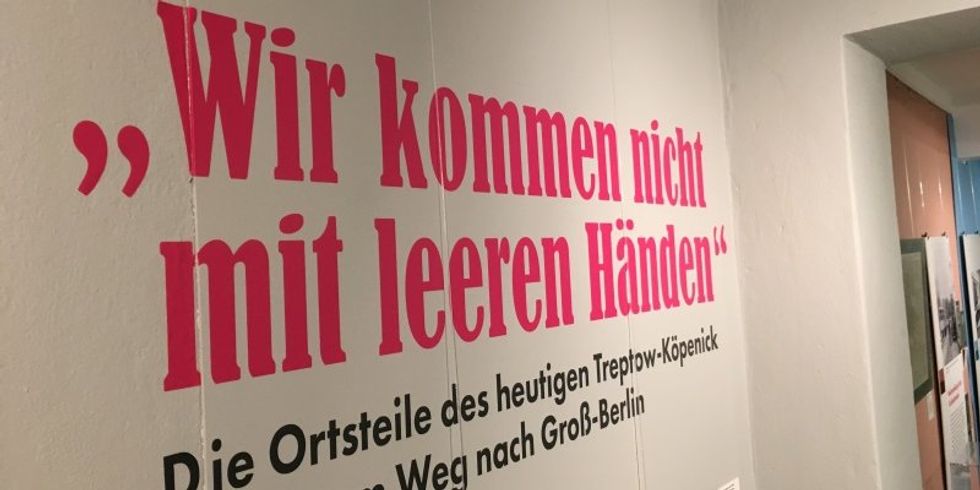 Begleitprogramm zur Ausstellung „Wir kommen nicht mit leeren Händen" - Schriftzug