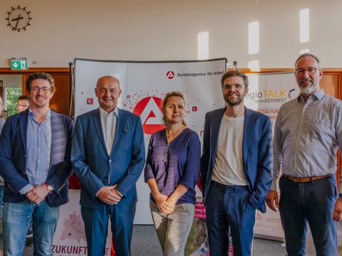 Bildvergrößerung: v.l.n.r.: Juri Effenberg (Regionalinkubator Berlin Südwest), Mario Lehwald (Agentur für Arbeit Berlin Süd), Catharina Bergk (Bundesagentur für Arbeit), Julian Algner (IHK Berlin), Oliver Reinsch (Connectoor)