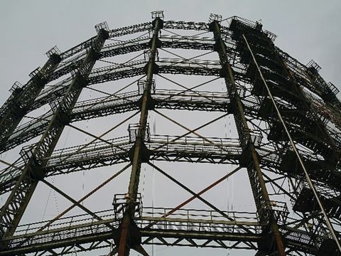 Bildvergrößerung: Vor einem grauen Himmel ist eine Zylinder-förmige Stahlkonstruktion aus der Frosch-Perspektive zu sehen.