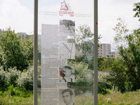 Bildvergrößerung: Informationstafel für Maueropfer an der Kiefholzstraße