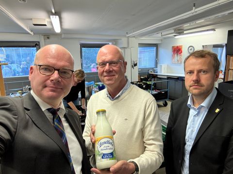 Bildvergrößerung: Bezirksstadräte Tim Richter (links) und Patrick Steinhoff (rechts) bei ihrem Besuch der Tafel-Ausgabestelle