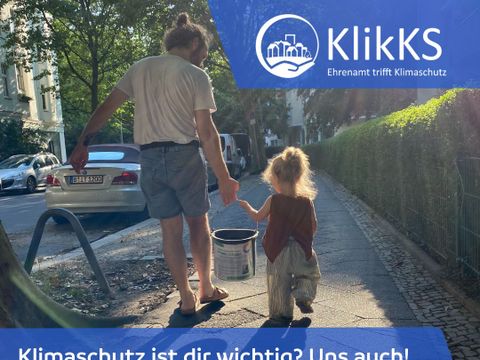 Mann und Kind mit Wassereimer vor Bäumen mit dem Aufruf: Klimaschutz ist dir wichtig? Uns auch! Werde Klimaschutzpat:in für den Bezirk Spandau