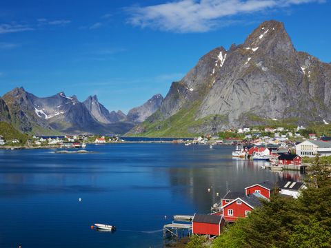 Blick in einen Fjord im Hintergrund Berge Norwegen