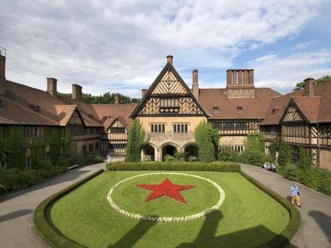 Blick in den Vorhof des Schlosses Cecilienhof