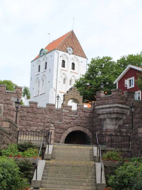 Mächtige Wehrkirche aus der dänischen Epoche: Heilig-Kreuz-Kirche in Ronneby 