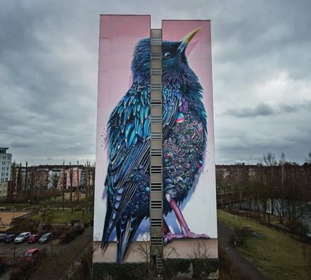 Die niederländischen Künstler Collin van der Sluijs und Super A bemalten eine Wand an einem Haus der Gewobag in der Neheimer Straße 6 in Berlin-Tegel (aus der URBAN NATION-Serie „One Wall“)