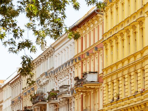 Alte Mehrfamilienhäuser in Berlin, Balkone mit Pflanzen