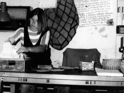 Sarah Jasinszcak beim Bibliotheksdienst in der Umwelt-Bibliothek in Ost-Berlin im Mai 1988.