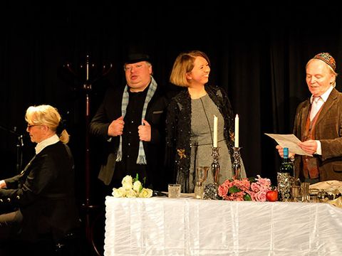 Eine Szene im Theater Coupe mit Ensemble Shabat Shalom 