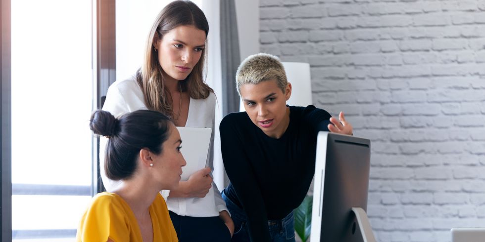 Drei Frauen beraten sich vor einem Computer