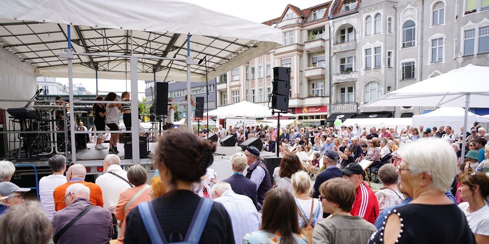 Zahlreiche Besucher_innen genießen den Sonntagnachmittag und lauschen den musikalischen Darbietungen.