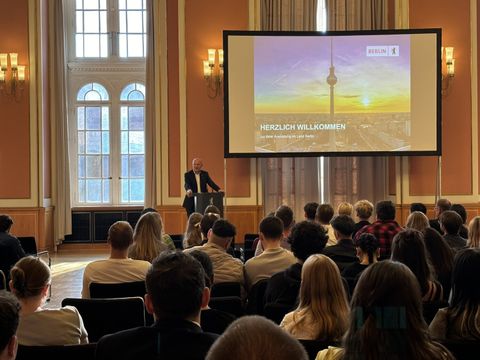 Regierender Bürgermeister Kai Wegner begrüßt die Auszubildenden