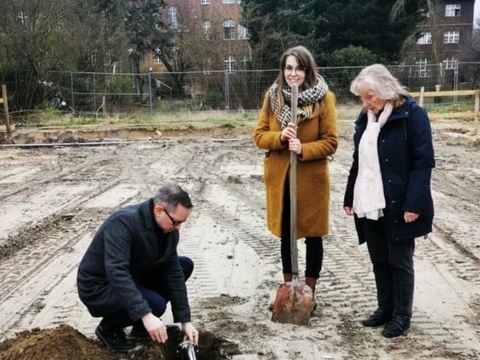 Vergrabung Zeitkapsel KiezKlub Treptow-Kolleg