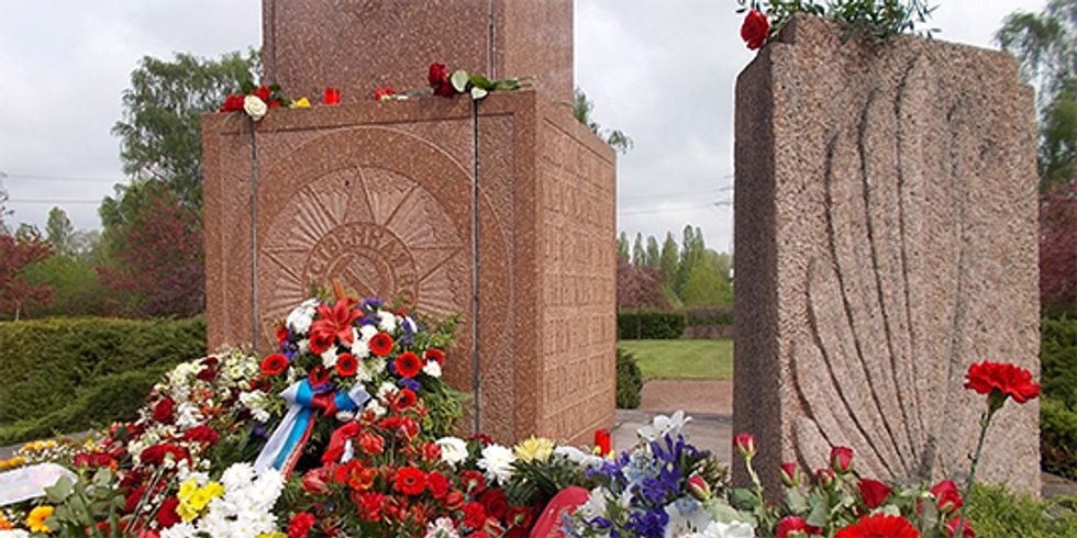 Blumenkränze vor dem russischen Ehrenmal auf dem Parkfriedhof Marzahn