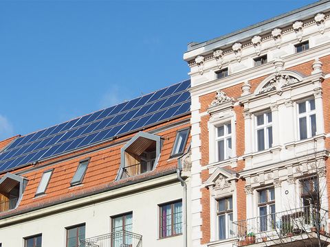 Mehrfamilienhaus mit Solaranlage auf dem Dach