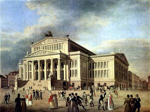 Die farbige Abbildung zeigt ein zeitgenössisches Gemälde des Konzerthauses Berlin um 1825 vom Maler Karl Friedrich Schinkel.