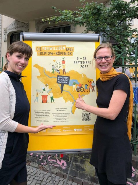 Bildvergrößerung: Carolin Weingart (l.) Bezirksstadträtin für Soziales, Arbeit und Teilhabe, und Schirmherrin der Freiwilligentage Treptow-Köpenick, stellt das neue Plakat zu den Freiwilligentagen vor - zusammen mit Ute Clausner (r.), Leiterin des STERNENFISCHER Freiwilligenzentrums