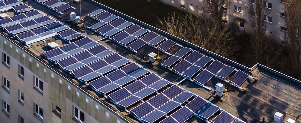 Mehrfamilienhäuser mit Solaranlagen auf dem Dach aus der Luft fotografiert, Kaulsdorf