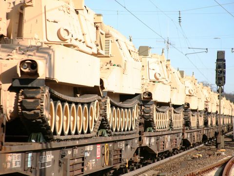 Ein Eisenbahnzug mit Panzern beladen