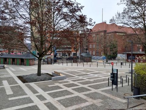 Eingangsbereich Poststadion mit neuem Pflaster, Fahrradbügeln und Pollern